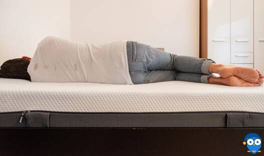 Avaliador deitado de lado no emma original